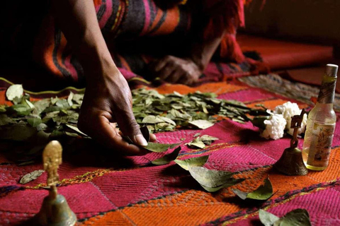 Lê as folhas de coca: Cerimónia ancestral Inca