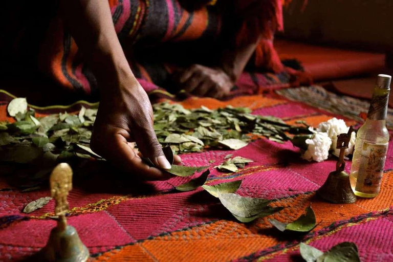 Lê as folhas de coca: Cerimónia ancestral Inca