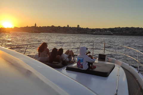 Private Bosphorus Yacht with Local Guide and Snacks