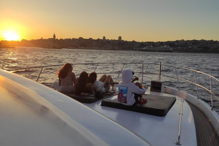 Private Bosphorus Yacht with Local Guide and Snacks
