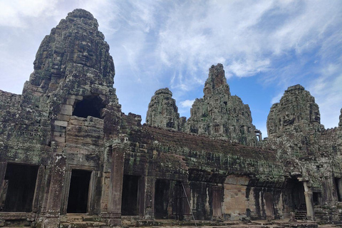 Sonnenaufgang in Angkor Wat mit einer Gruppe von Teilnehmern