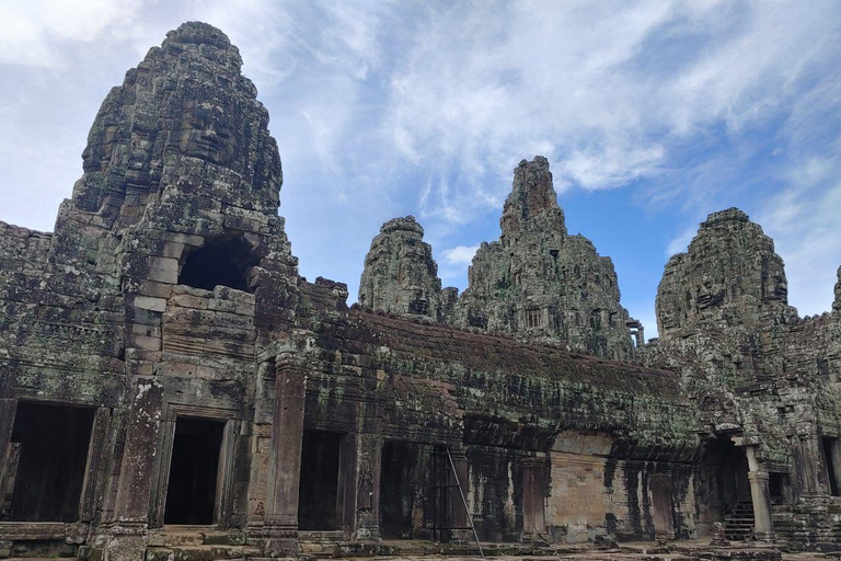 Wschód słońca w Angkor Wat z grupą współdzielącą