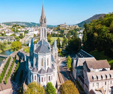 Lourdes: Full Day Private Guided Tour with Castle and Market