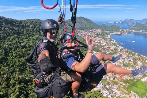 Rio de Janeiro: Tandem Paragliding Flight in the Parque da Cidade (City Park) in Niterói Rio de Janeiro: Tandem Paragliding Flight in Niterói City Park