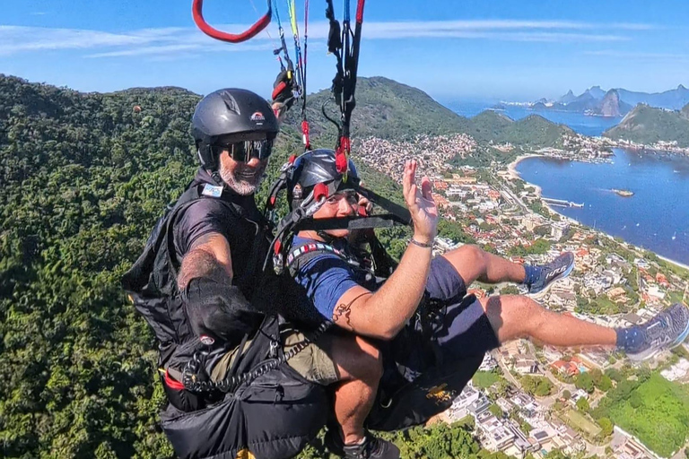Rio de Janeiro: Tandem Paragliding Flight in the Parque da Cidade (City Park) in Niterói Rio de Janeiro: Tandem Paragliding Flight in Niterói City Park