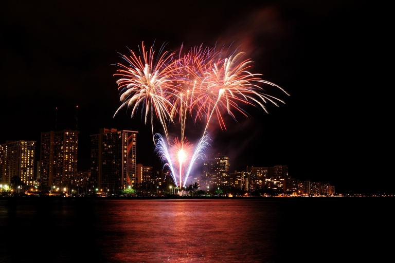 Honolulu: Waikiki Bay muziek en vuurwerk catamarancruise
