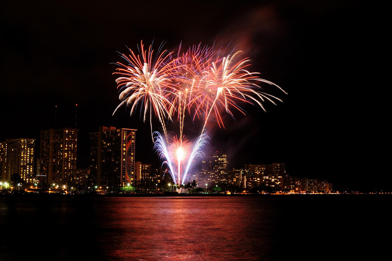 Honolulu: croisière en catamaran avec musique et feux d'artifice dans la baie de Waikiki