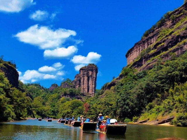 Wuyishan: Self-Guided Tour with Bamboo Rafting & Tea