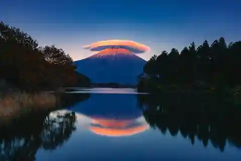 From Tokyo: Mt. Fuji, Lakes & Pagoda with Oshino Hakkai Tour