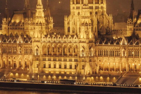 Budapest: Panorama-Fahrt zum ParlamentBudapest: Panorama-Schifffahrt am Parlament