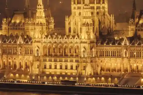 Cruzeiro turístico noturno em Budapeste