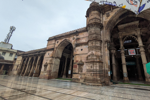 Ahmedabad: Private City Tour with Guide, Car, and Meal