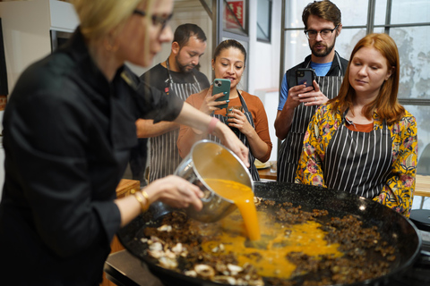 Barcelona: Clase de cocina de paella de marisco y mercado de la Boquería