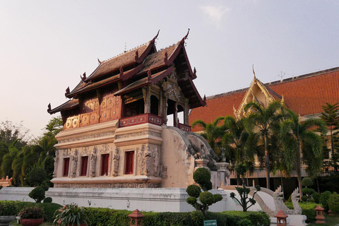 Chiang Mai : Visite nocturne des temples et de la cuisine de rue en tuk tuk