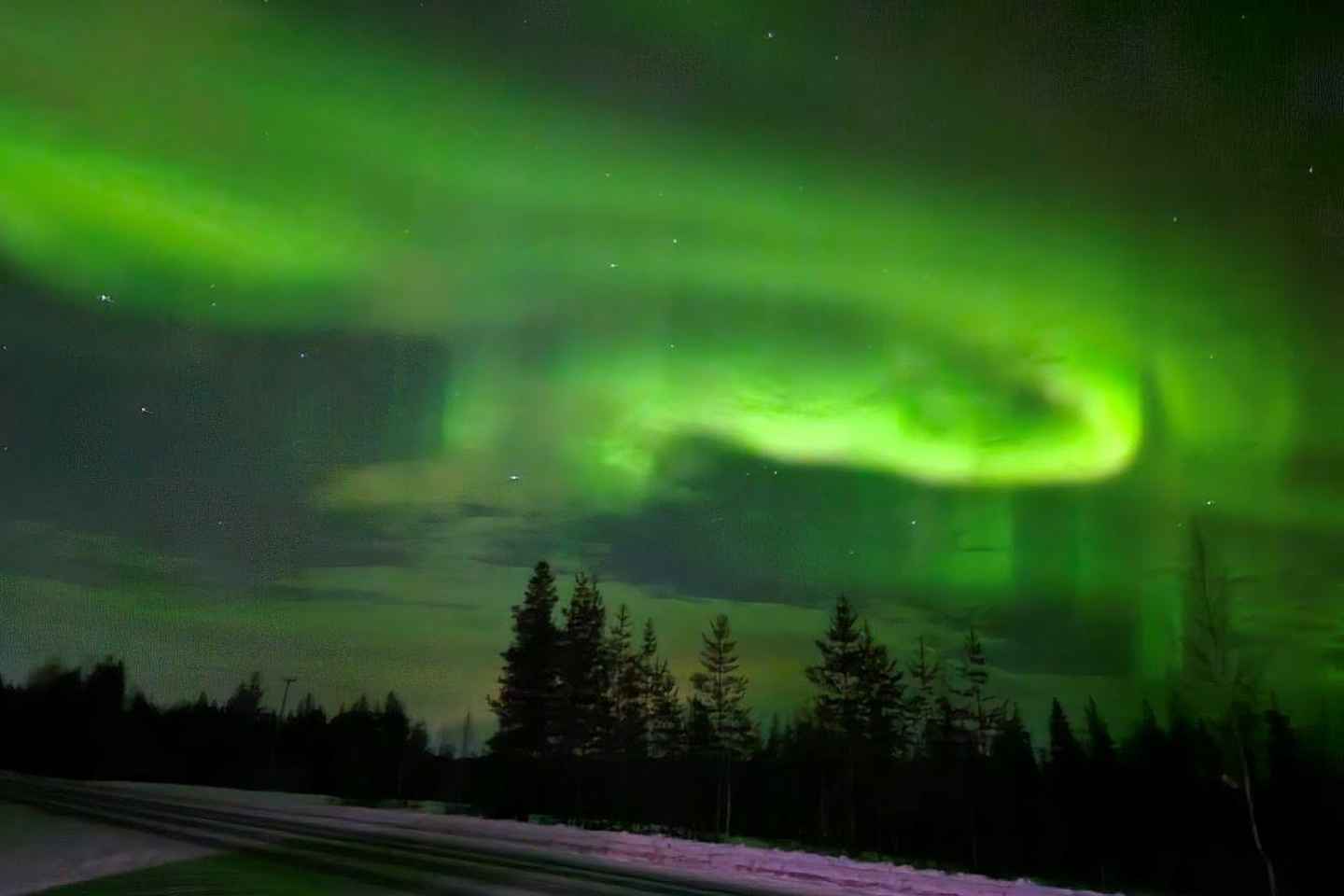 ラップランド プライベート7時間スノーモービルツアー ガイド付き