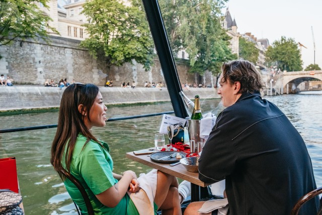 Paris Seine River Sightseeing Cruise with 3-Course Dinner