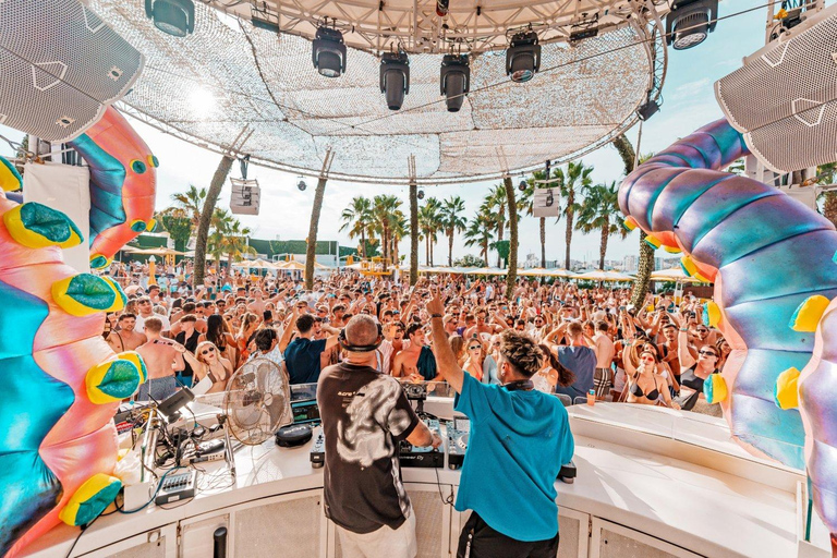 Ibiza Sunset Boat Party met 3 uur open bar + toegang tot 3 clubsIbiza: The Floating Club met drankjes, maaltijd en toegang tot het strand