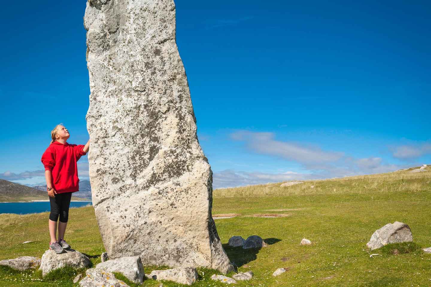 古老回声：探索卡利尼斯的石圈之旅