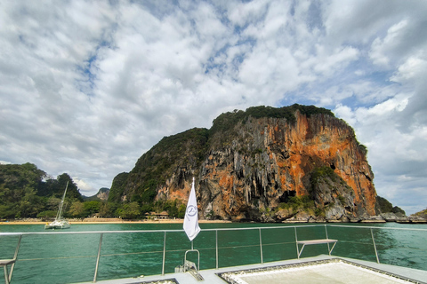 Krabi: Luxuriöse Sonnenuntergangsfahrt zu 4 Inseln mit einem Power-Katamaran