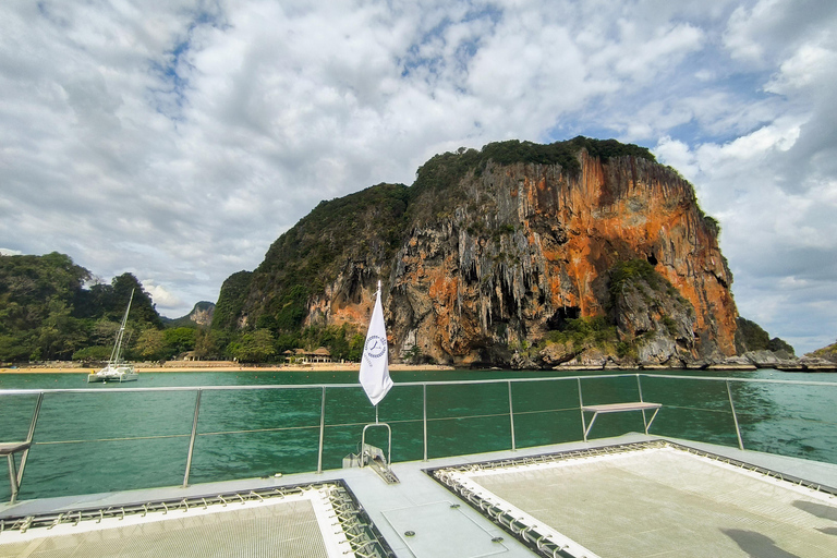 Krabi: Luxuriöse Sonnenuntergangsfahrt zu 4 Inseln mit einem Power-Katamaran