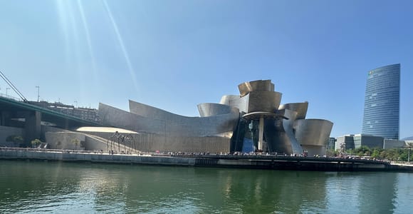 Bilbao: Guided Tour in French with a Historian