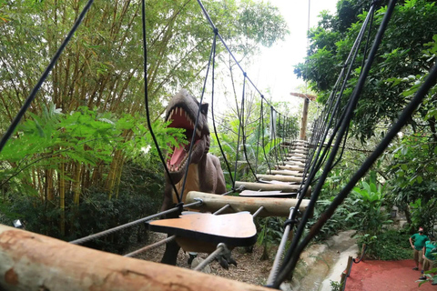 Foz do Iguaçu Tree climbing and zip-lining at Dino Adventure