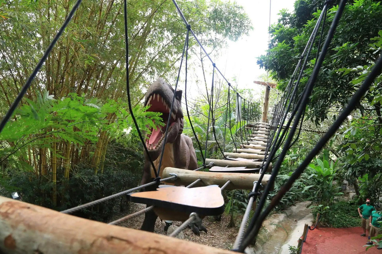 Foz do Iguaçu Tree climbing and zip-lining at Dino Adventure