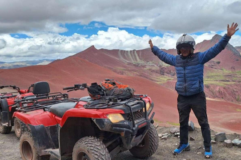 Depuis Cusco : Excursion en quad à la montagne de l&#039;arc-en-ciel et à la vallée rouge