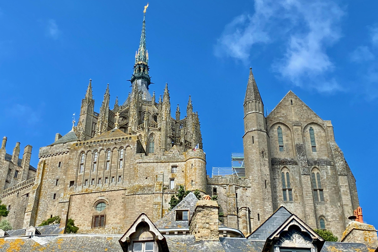 Visita privata con guida dal vivo di Mont Saint-Michel e Honfleur in MercedesPrivato Mont Saint-Michel, Honfleur da Parigi in Mercedes