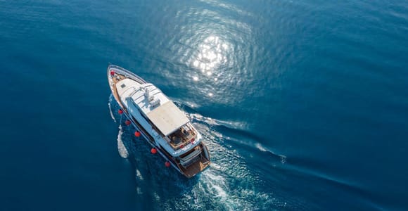 Njivice & Malinska: Bootstour mit Mittagessen & 3 Zwischenstopps zum Schwimmen Rab-Krk