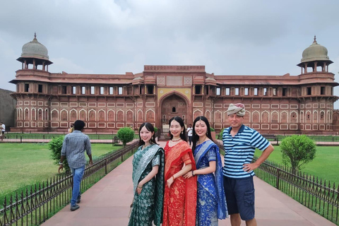 From Delhi: 2-Days Private Agra Tour with Fatehpur Sikri Tour with 3-Star Hotel, Private Car, Driver and Expert Guide