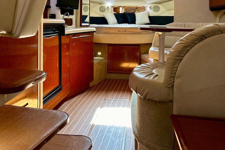 Excursión de 2 horas en yate panorámico y sereno por Miami con champán