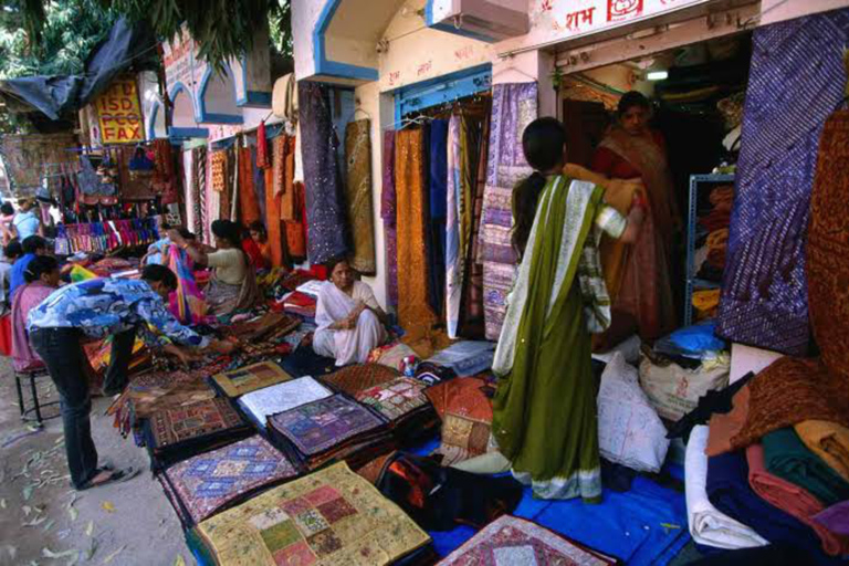 Delhi: Private Guided Shopping Tour in A/C car with transferPrivate Half-Day Guided Shopping Tour with Expert