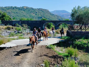Alcantara: Reitwanderung zwischen Schluchten, byzantinischem Kuba und Natur Alcantara: Reitwanderung zwischen Schluchten, byzantinischem Kuba und Natur