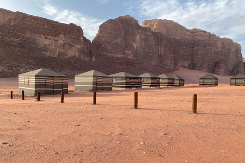 瓦迪拉姆日落吉普之旅：贝都因晚餐与星空观测瓦迪拉姆日落吉普之旅，含贝都因晚餐与星空观测