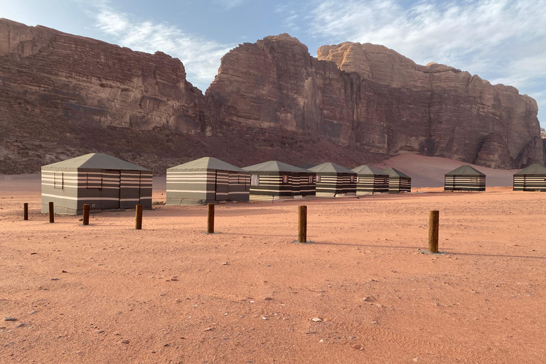 瓦迪拉姆日落吉普之旅：贝都因晚餐与星空观测瓦迪拉姆日落吉普之旅，含贝都因晚餐与星空观测