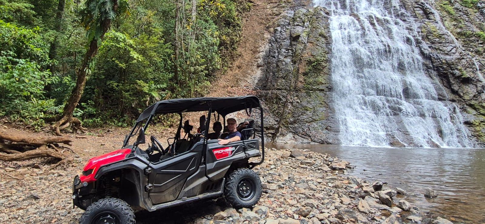 Von Jacó: Dschungeltour mit dem Geländewagen zum Wasserfall mit Mittagessen