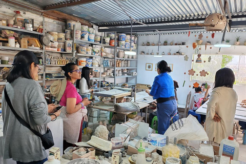 Arequipa: Hands-on clay modeling class in an art studio