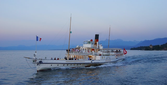 Geneva: Evening Grand Cruise on Lake Geneva