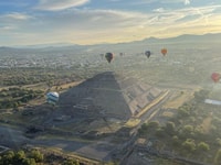 Teotihuacan, Vol de ballon avec petit déjeuner dans une grotte naturelle - Hizvo