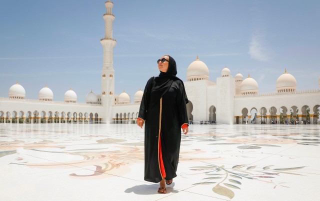 Visit Abu Dhabi: Sheikh Zayed Grand Mosque Tour with Photographer in Abu Dhabi