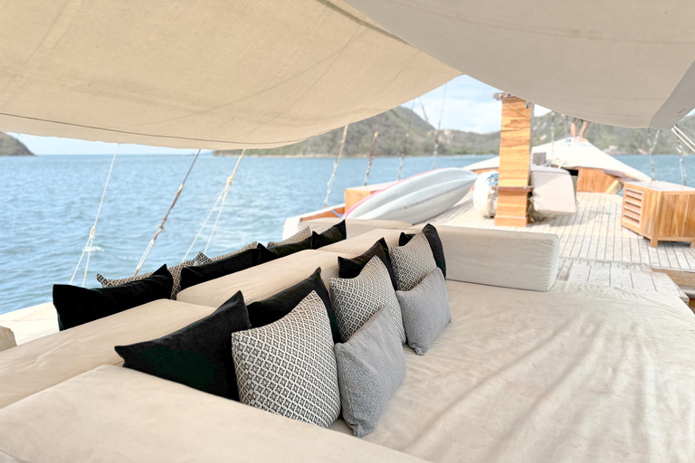 Labuan Bajo: 3-Day Komodo Island Cruise & LandTour, 15 Stops Superior Boat Sharing Room + Overland, Park Fee Excl.