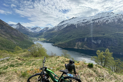 Passeio de bicicleta elétrica em Geiranger, Noruega