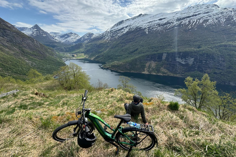 Passeio de bicicleta elétrica em Geiranger, Noruega