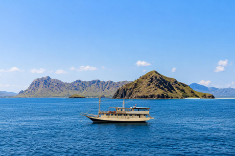 Labuan Bajo: 2-Day Komodo & Pink Beach Tour with Town Dinner Dorm (15 pax/room) 8 Island Stops, No Dinner, No Souvenirs