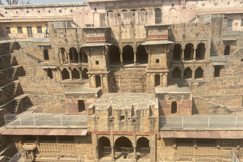 De Agra a Jaipur com um tour guiado por Fatehpur Sikri e AbhaneriCarro só de ida de Agra para Jaipur com Fatehpur Sikri e Abhaneri