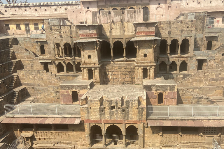 De Agra a Jaipur com um tour guiado por Fatehpur Sikri e AbhaneriCarro só de ida de Agra para Jaipur com Fatehpur Sikri e Abhaneri