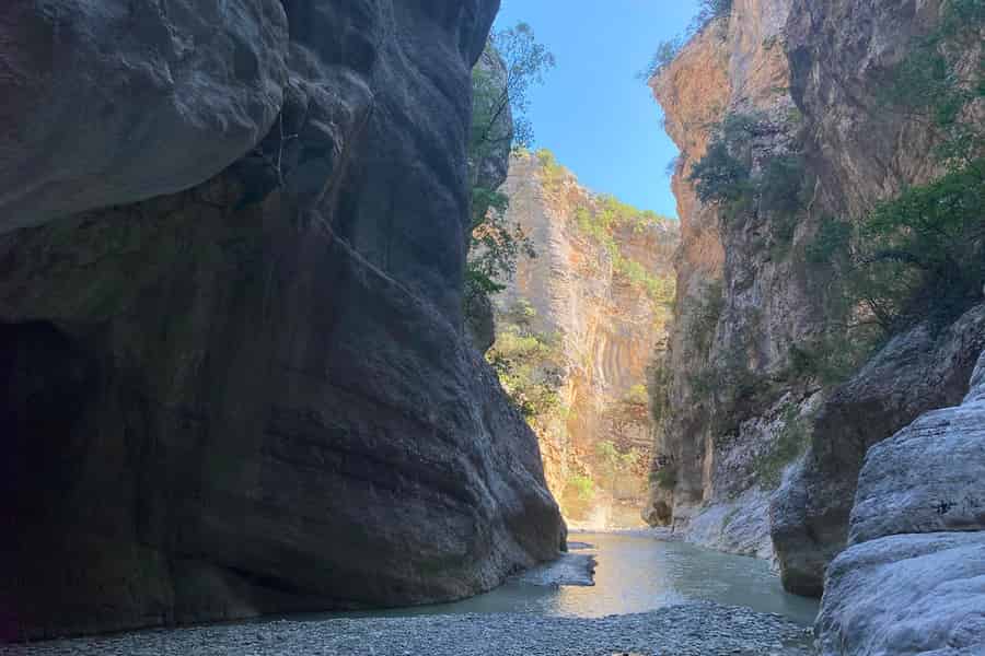 Përmet: Wanderung durch die Langarica-Schlucht und Tour zu den Thermalbädern von Benja. Foto: GetYourGuide Përmet: Wanderung durch die Langarica-Schlucht und Tour zu den Thermalbädern von Benja. Foto: GetYourGuide