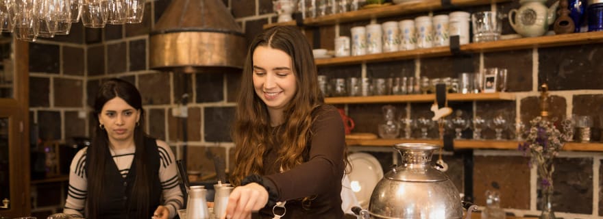 Préparation traditionnelle du café et des desserts