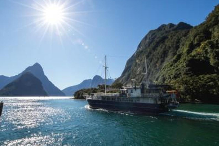 Queenstown: Milford Sound Cruise & Scenic Day Tour